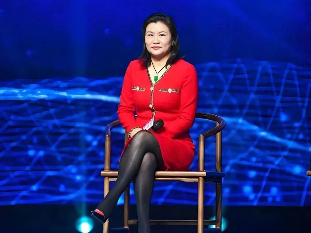 苹果价格暴涨，意外托举“中国厂妹”上神坛