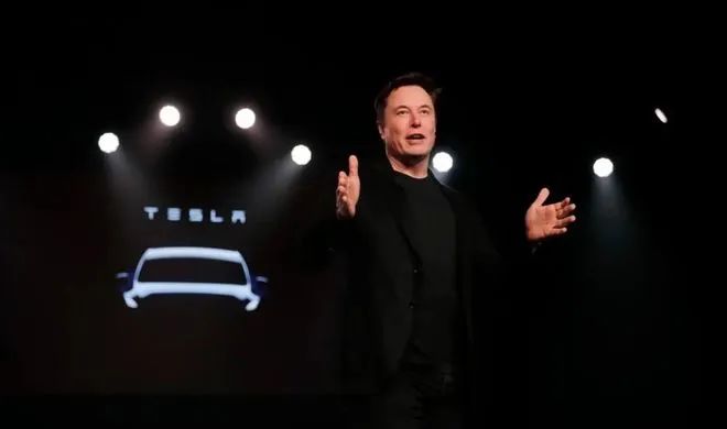 特斯拉Robotaxi上路，马斯克端上画了十年的饼
