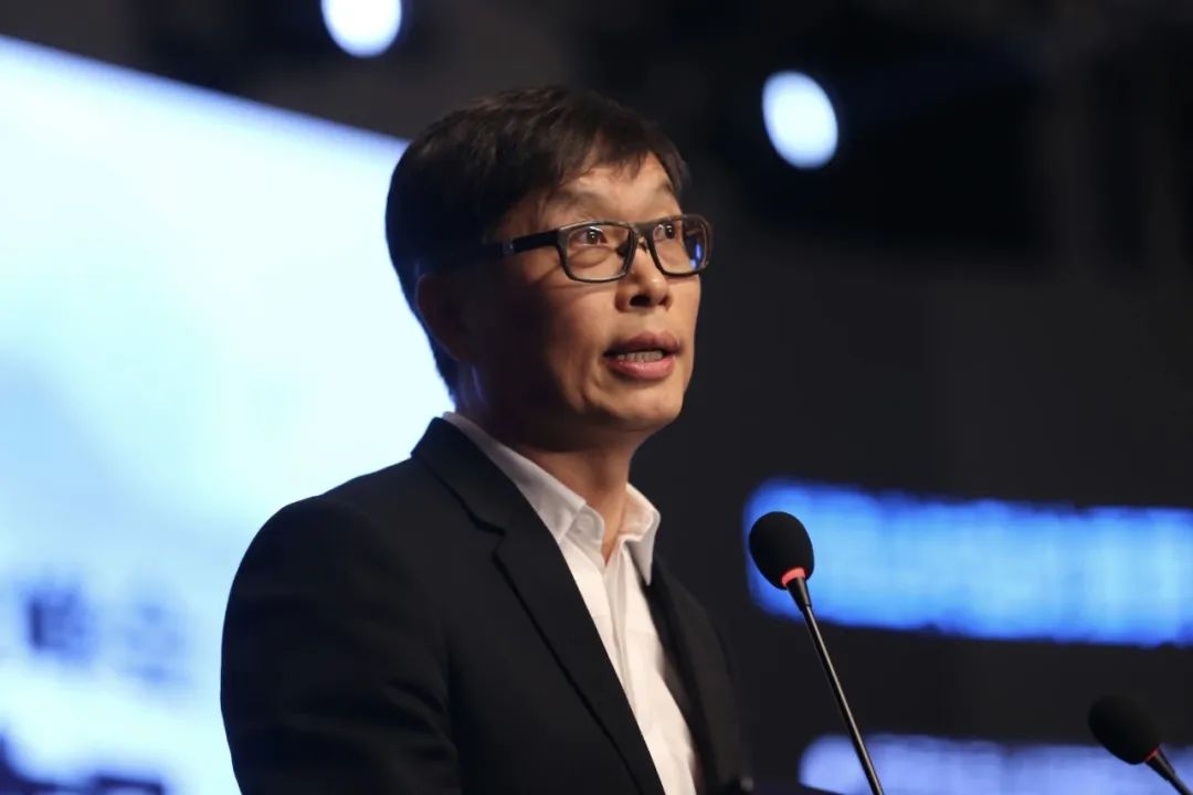 狂卖100亿的美的“长公主”，给亲爹扳回一城