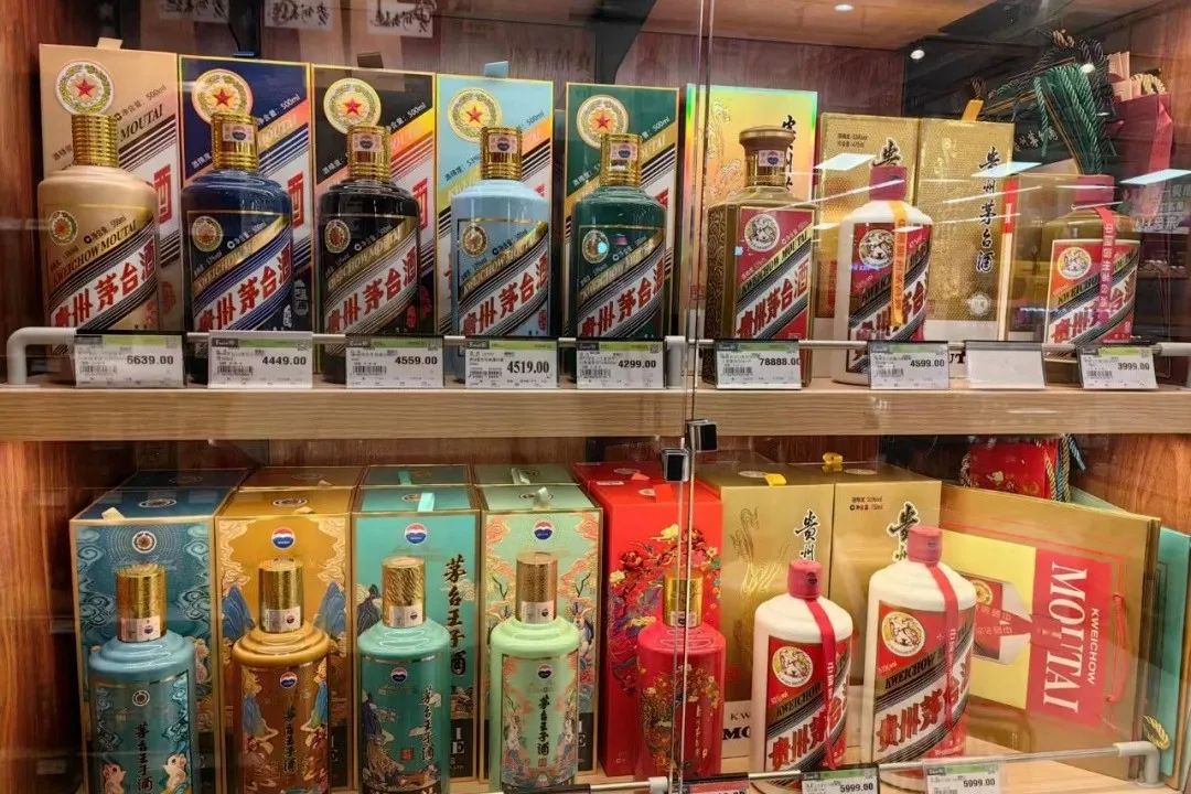茅台业绩增速放缓，70周年纪念酒黄牛却报价过万
