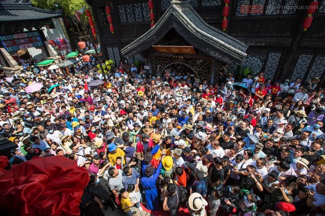 8.8亿人次穷游，却捧红一个阿里“富二代”